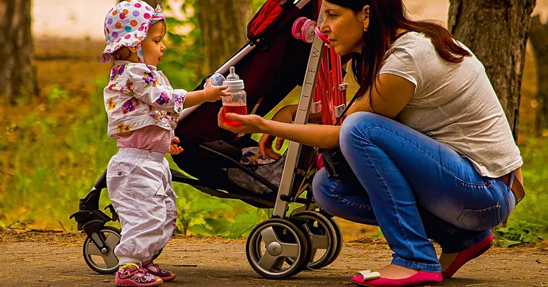 Équipements bébé, poussettes, accessibilité : ce qu'il faut vérifier avant de réserver