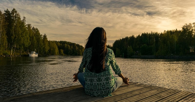 Yoga en plein air : les bienfaits essentiels pour les campeurs