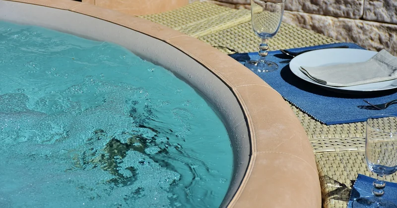 Cabane perchée avec jacuzzi : gadget ou vrai plus ?